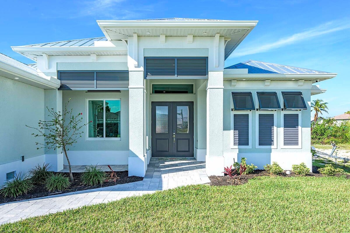 Kanalblick mit privatem Bootsdock in Westlage für Sonnenuntergänge.