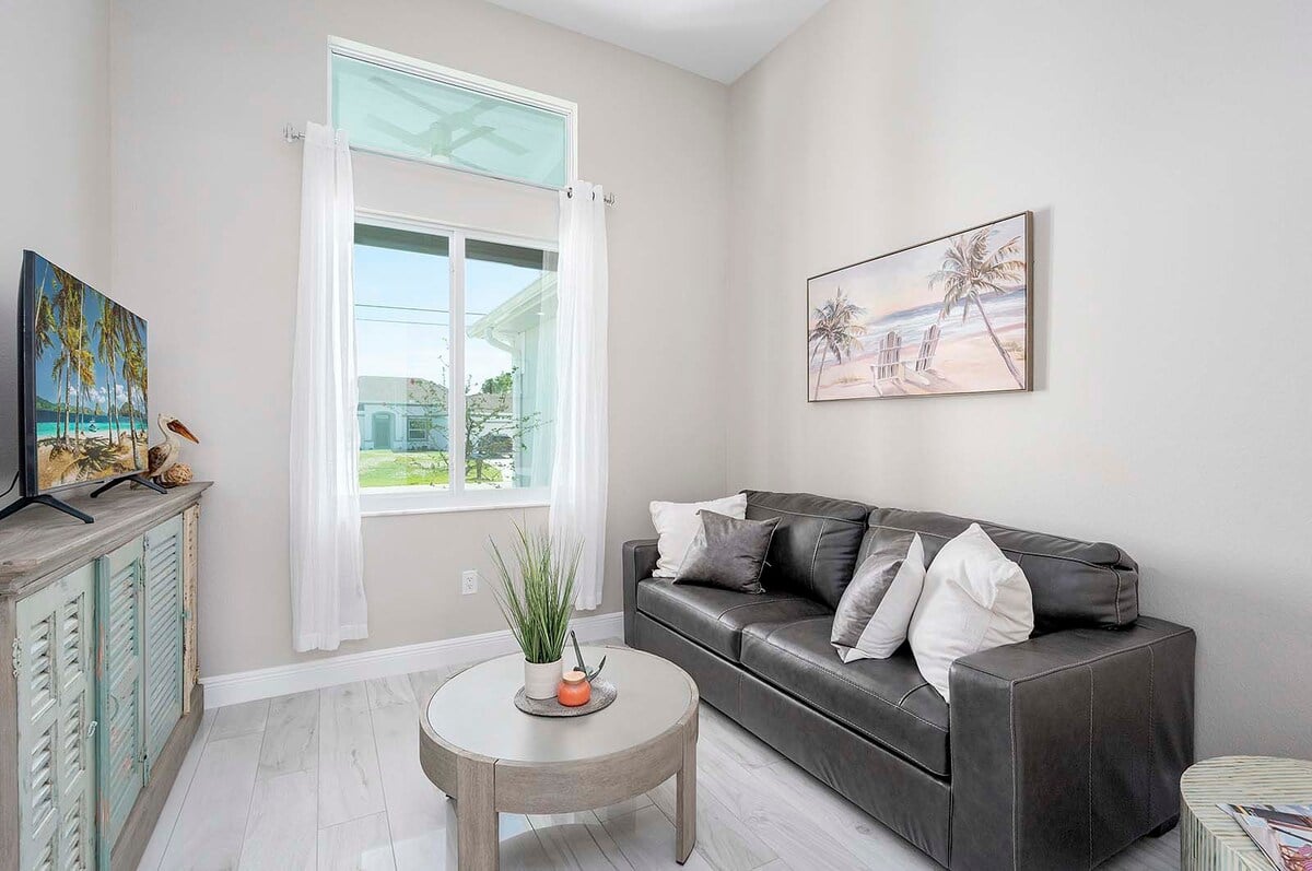 Kanalblick mit privatem Bootsdock in Westlage für Sonnenuntergänge