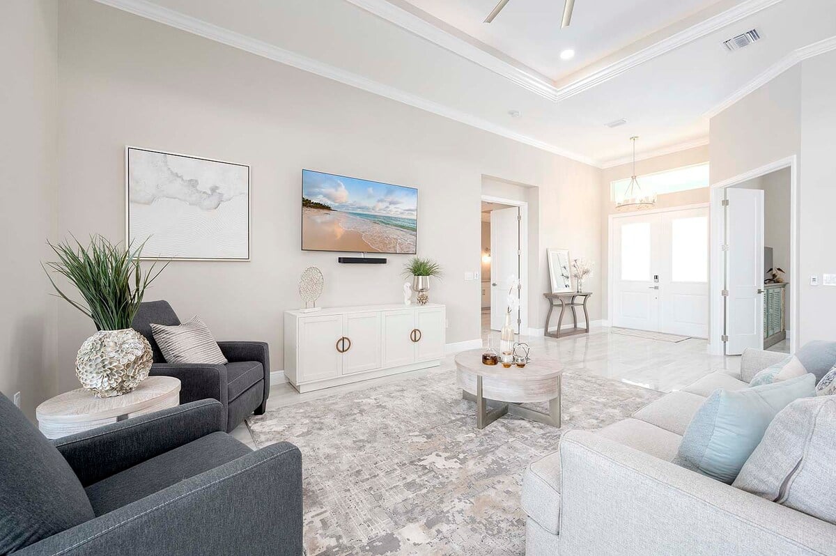 Privates Dock am Kanal mit Blick nach Westen auf den Sonnenuntergang.