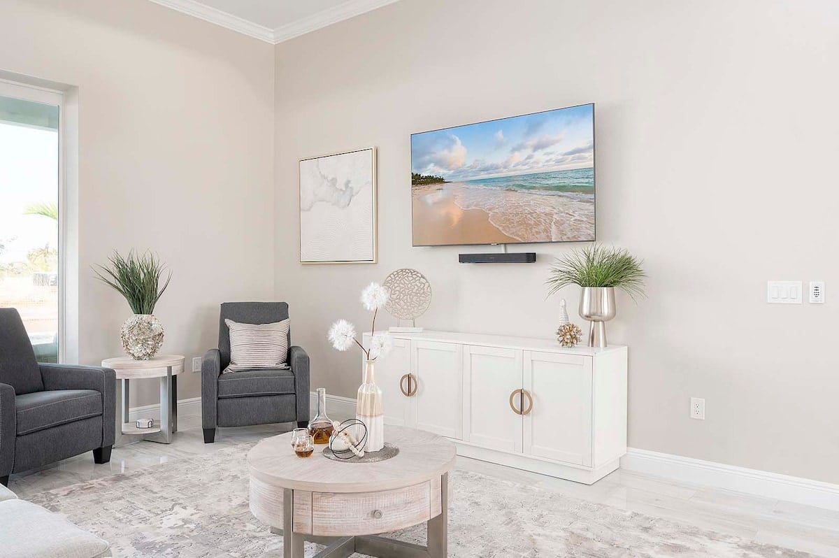 Kanalblick mit privatem Dock und Westausrichtung für Sonnenuntergänge.