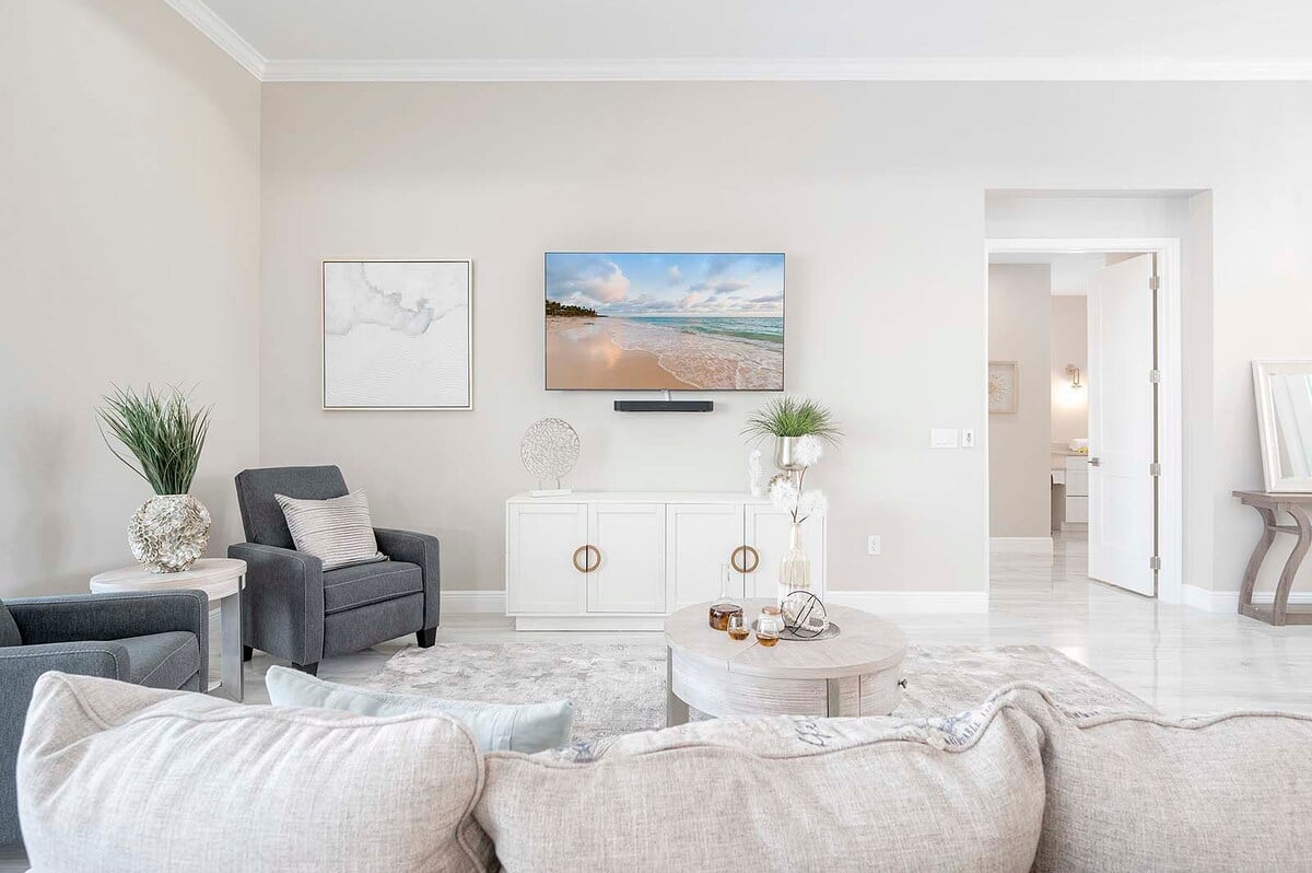 Kanalblick mit privatem Bootsdock bei Westlage für Sonnenuntergänge.