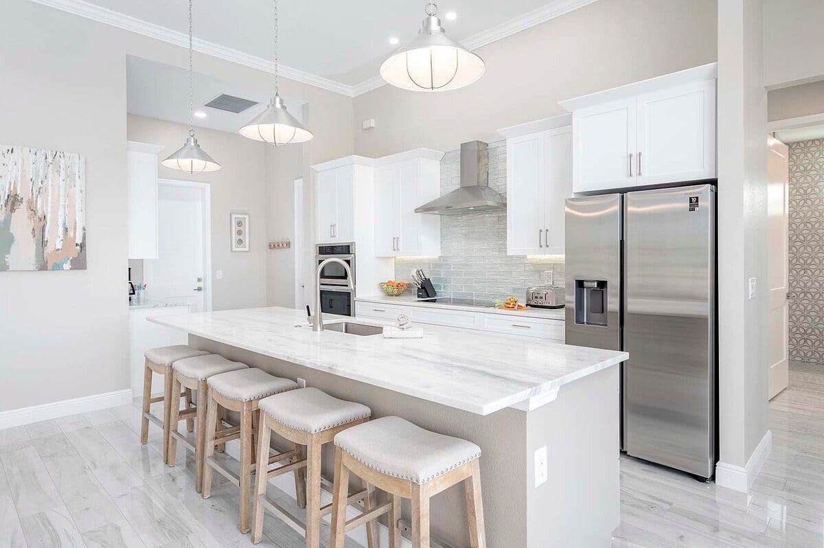 Kanalblick vom Waterfront-Haus mit privatem Bootsdock in Westlage.