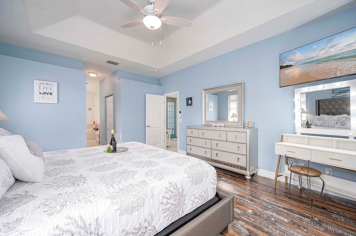 Beheizter Pool mit überdachter Lanai und Blick auf den Kanal.