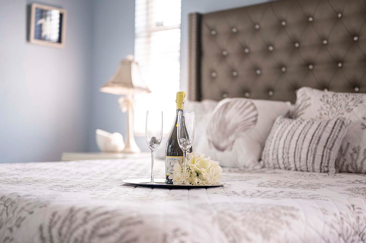 Überdachte Veranda (Lanai) mit Sitzbereich und Blick auf den Kanal.