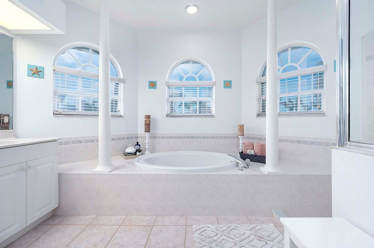 Beheizter Pool mit Liegen auf der Lanai am Kanal.