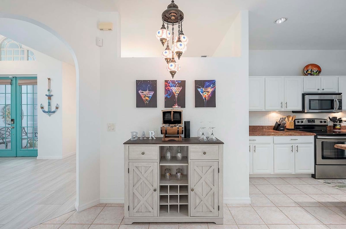 Beheizter Pool mit überdachter Lanai und Blick auf den Kanal.