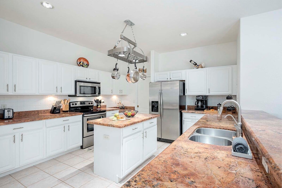 Überdachte Veranda (Lanai) mit Sitzbereich und Blick auf den Kanal.