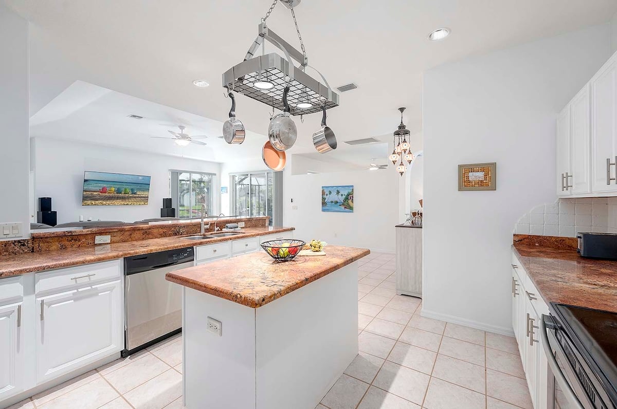 Beheizter Pool mit überdachter Veranda und Blick auf den Kanal.