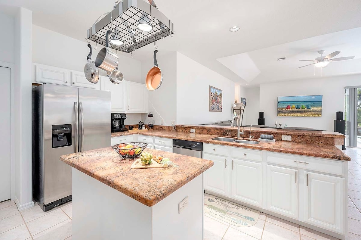 Überdachte Veranda (Lanai) mit Sitzbereich und Blick auf den Kanal.