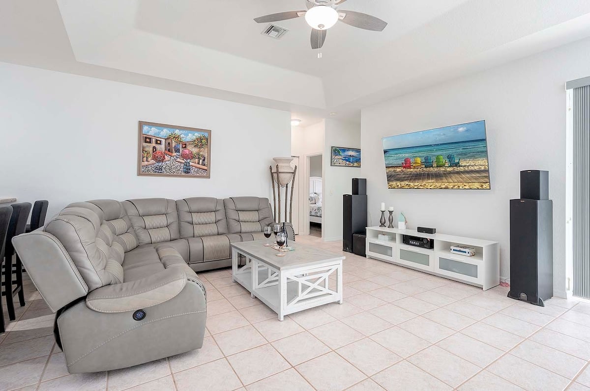 Beheizter Pool mit Blick auf den Kanal und überdachte Lanai.