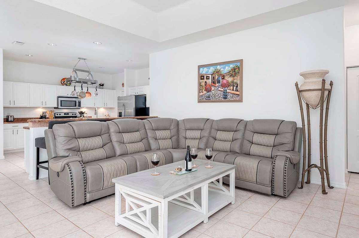 Beheizter Poolbereich mit Liegen und überdachter Lanai am Kanal.