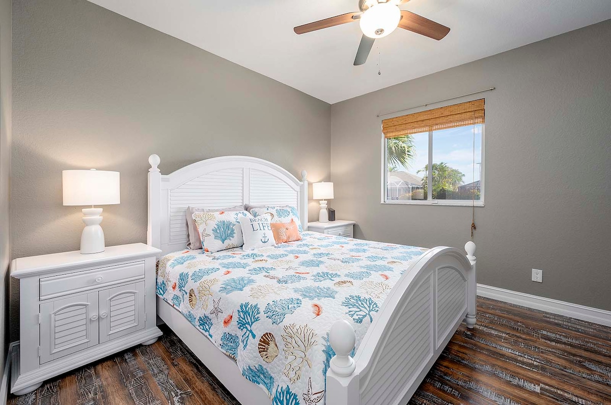 Überdachte Veranda (Lanai) mit Sitzbereich und Blick auf den Kanal.