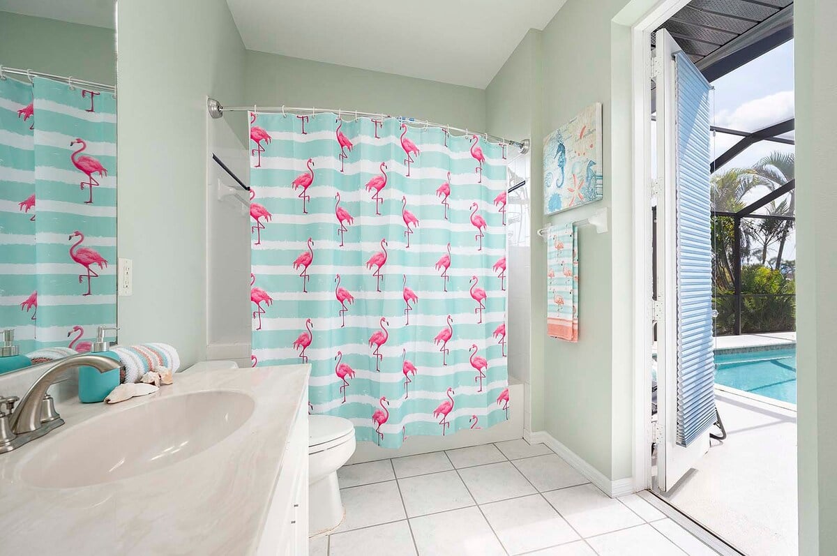 Überdachte Veranda (Lanai) mit Grill und Blick auf den Kanal.