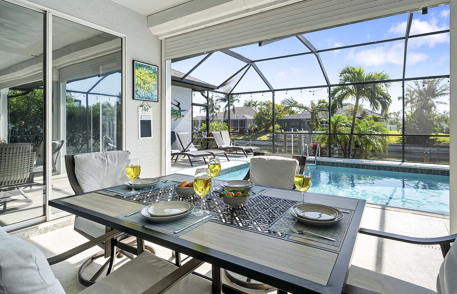 Beheizter Pool auf der Lanai mit Blick auf den Kanal.