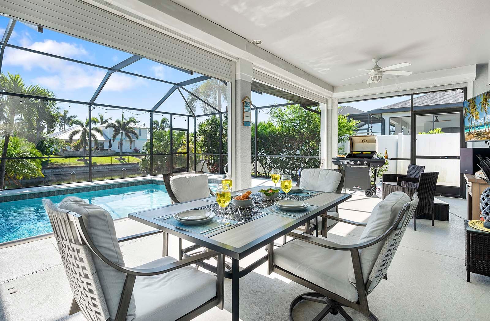 Überdachte Veranda (Lanai) mit Sitzbereich und Blick auf den Kanal.