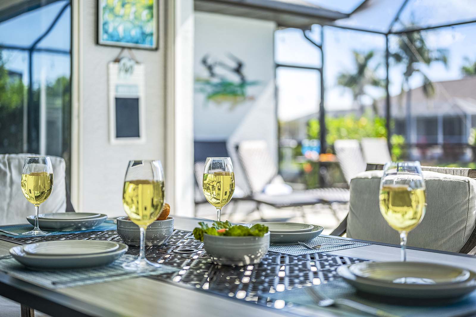 Beheizter Pool mit überdachter Lanai und Blick auf den Kanal.