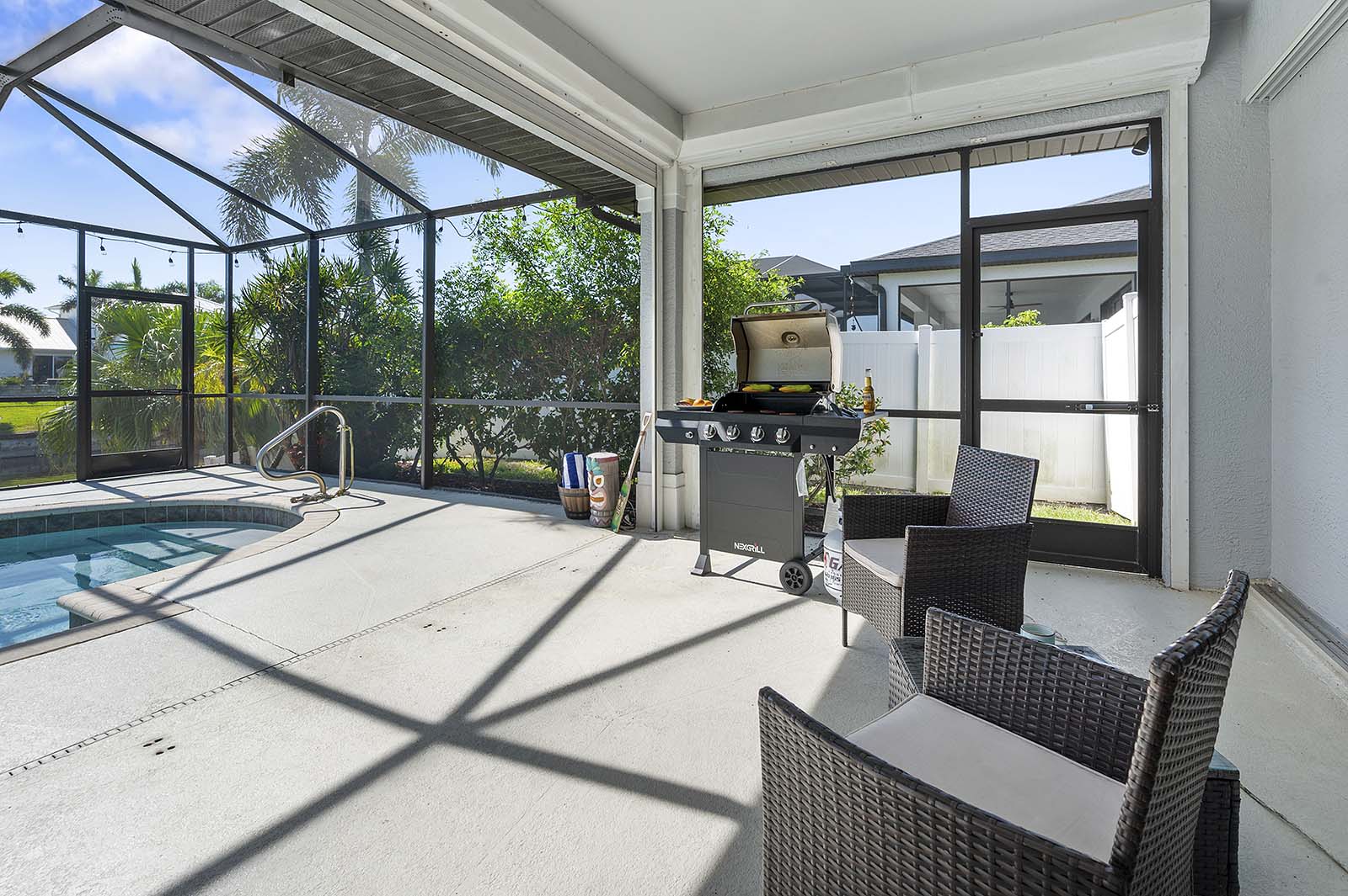 Überdachte Veranda (Lanai) mit Sitzbereich und Blick auf den Kanal.