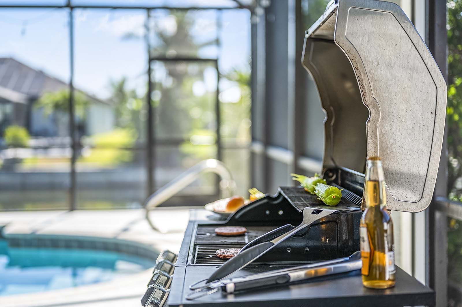 Überdachte Veranda (Lanai) mit Sitzbereich und Blick auf den Kanal.