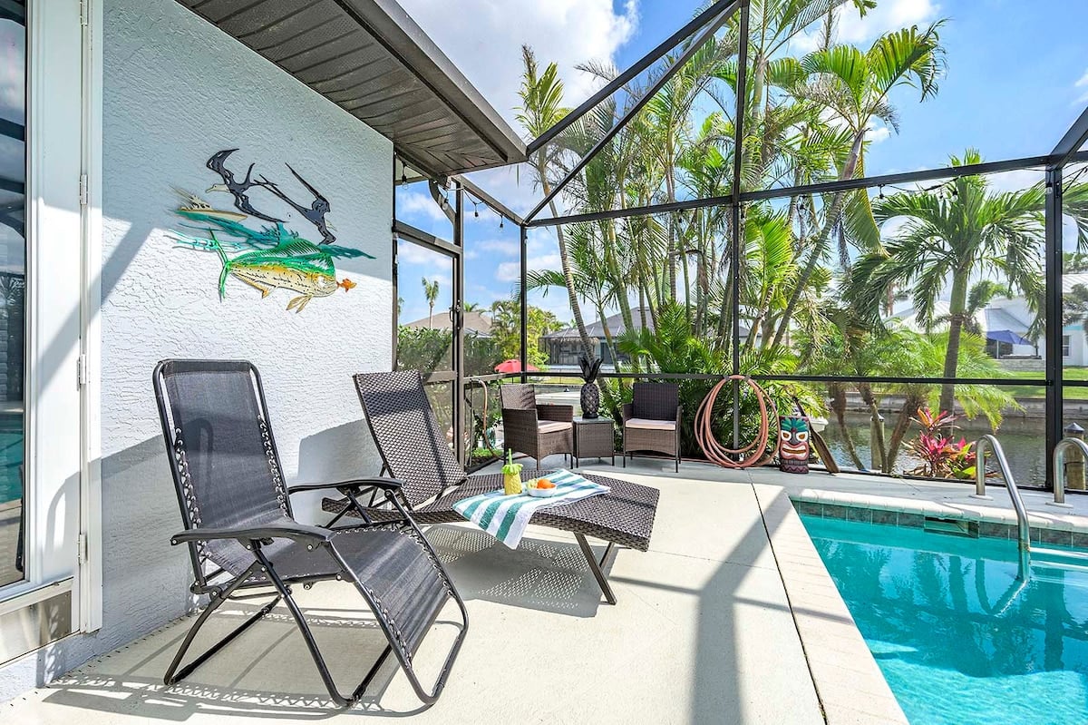 Überdachte Veranda (Lanai) mit Sitzbereich und Blick auf den Kanal.