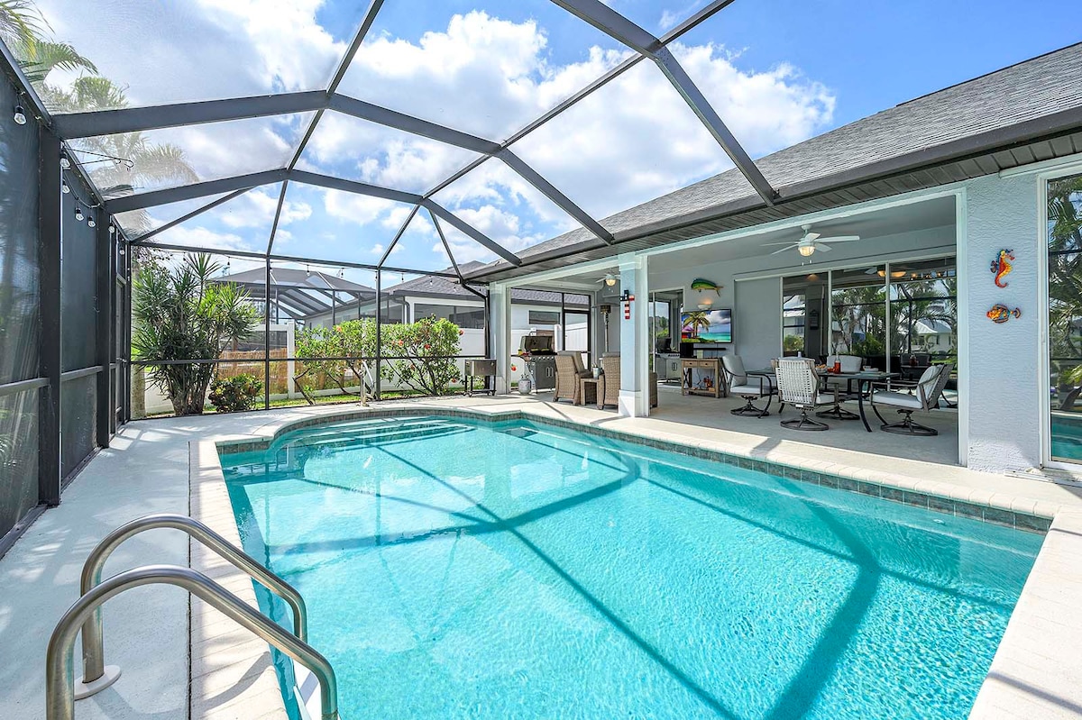 Überdachte Veranda (Lanai) mit Grill und Sitzbereich am Kanal.