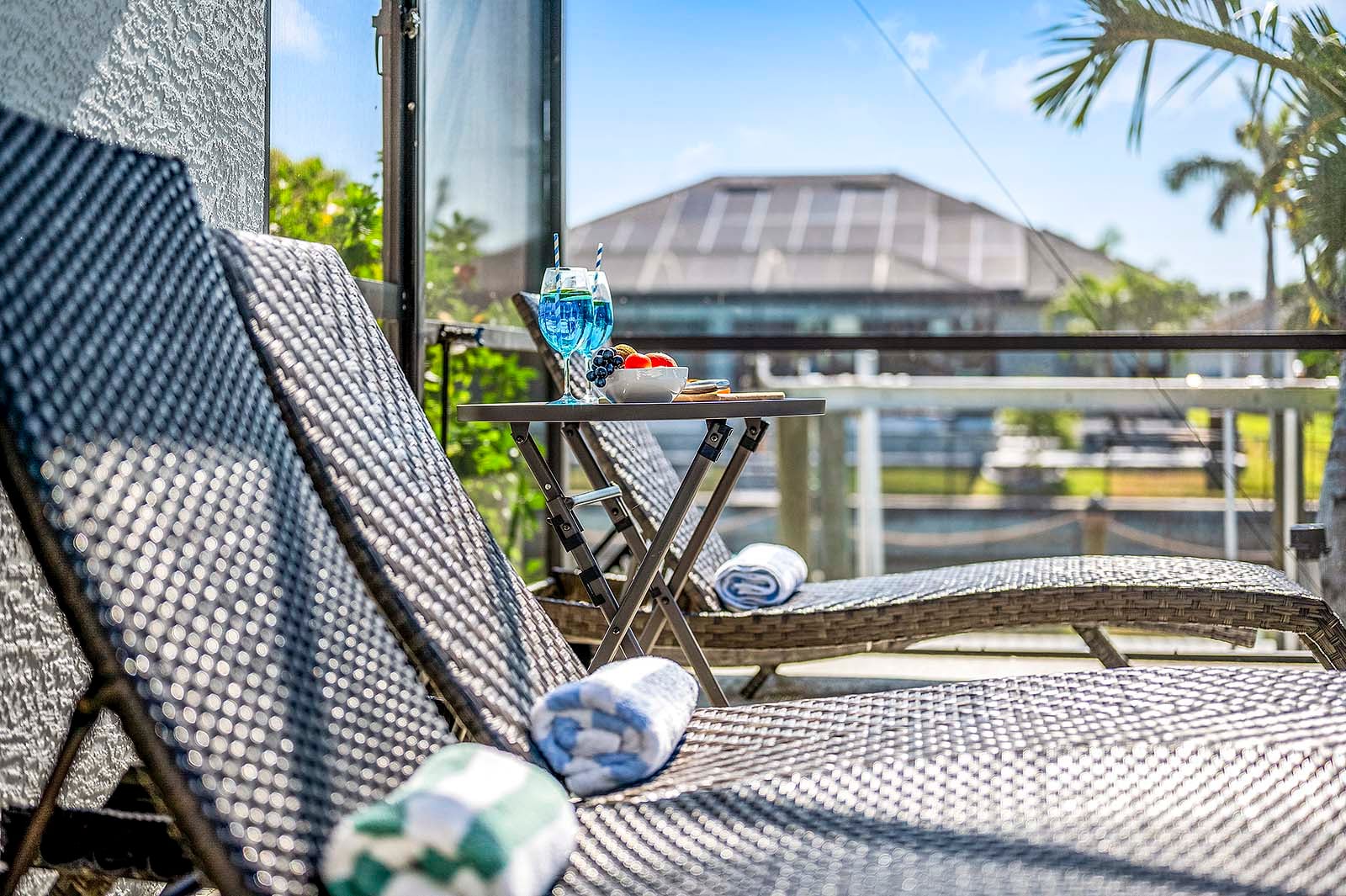 Überdachte Veranda (Lanai) mit Sitzbereich und Blick auf den Kanal.