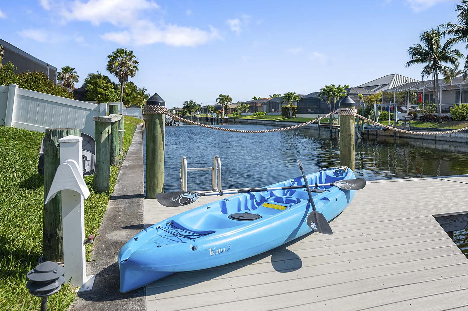 Beheizter Pool mit überdachter Veranda und Blick auf den Kanal.