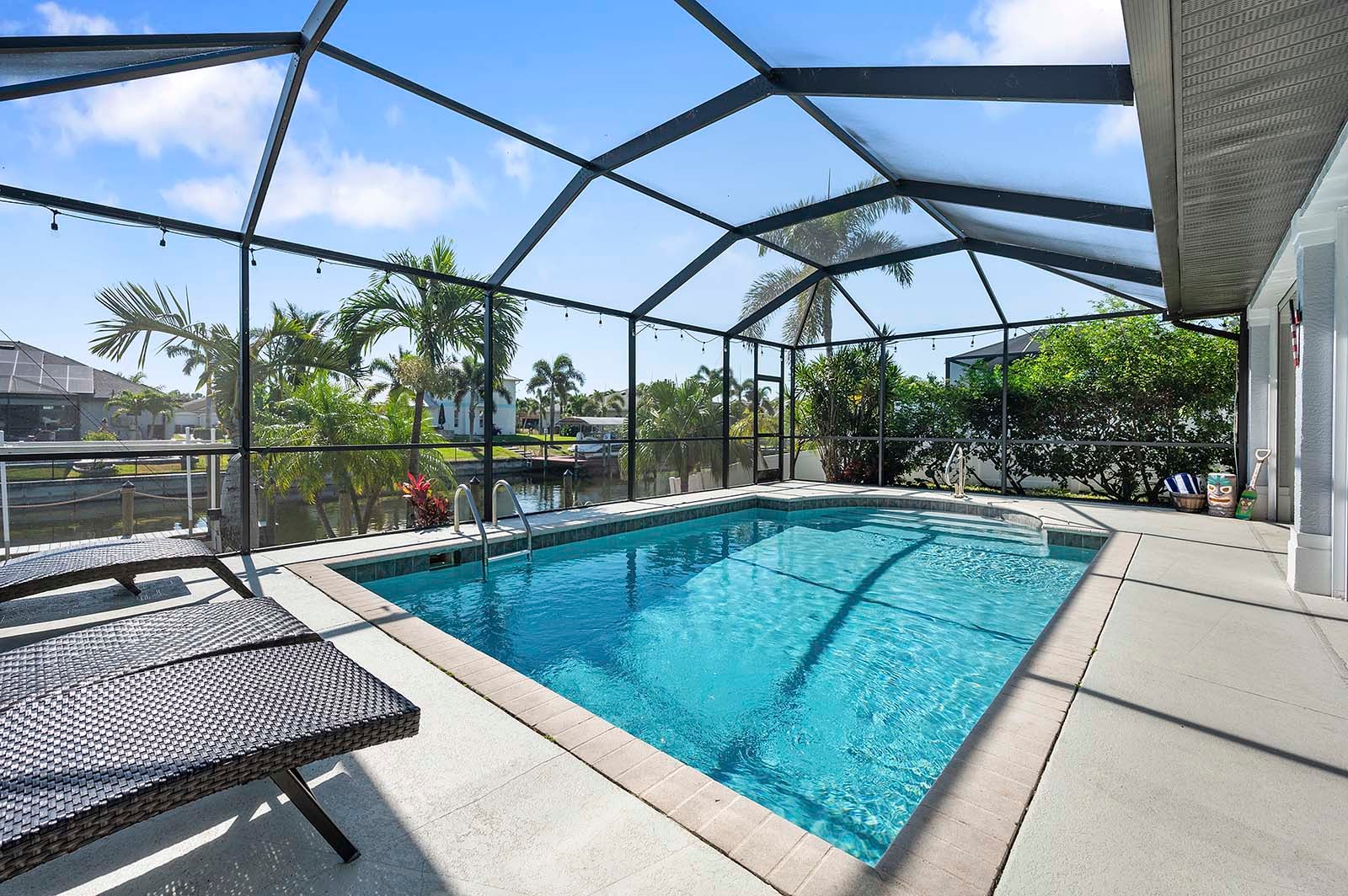 Überdachte Veranda (Lanai) mit Sitzbereich und Blick auf den Kanal.