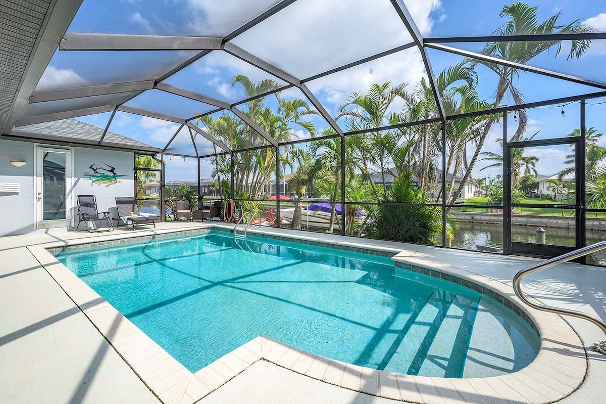 Überdachte Veranda (Lanai) mit Grill und Blick auf den Kanal.