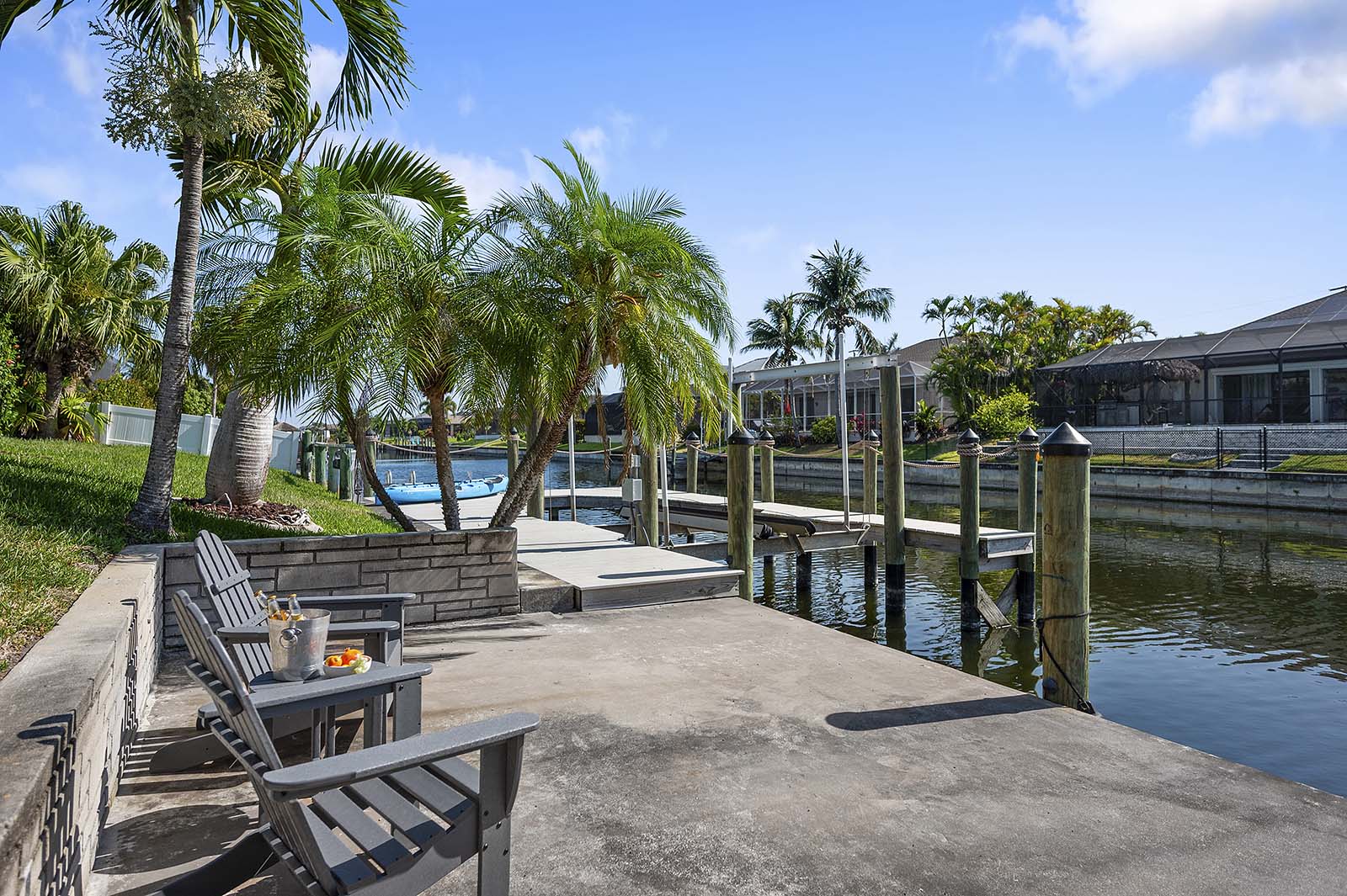 Überdachte Veranda (Lanai) mit Sitzbereich und Blick auf den Kanal.