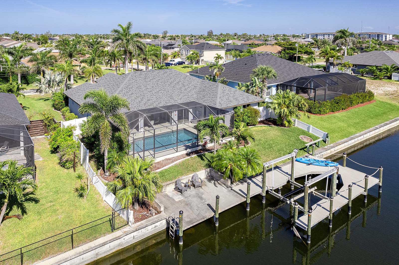 Überdachte Veranda (Lanai) mit Sitzbereich und Blick auf den Kanal.