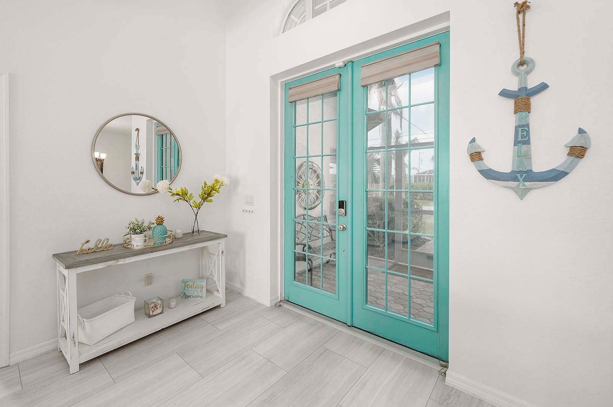 Beheizter Pool mit Liegen auf der überdachten Lanai am Kanal.