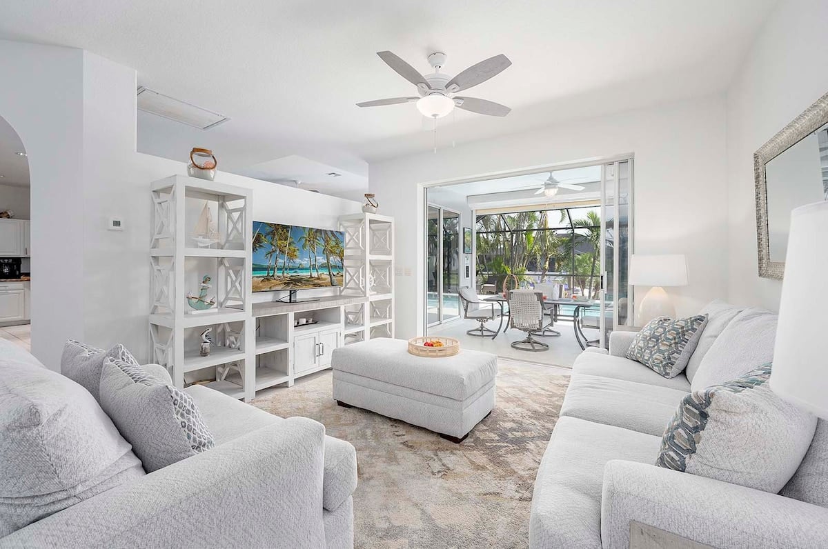 Beheizter Poolbereich mit überdachter Lanai und Blick auf den Kanal.