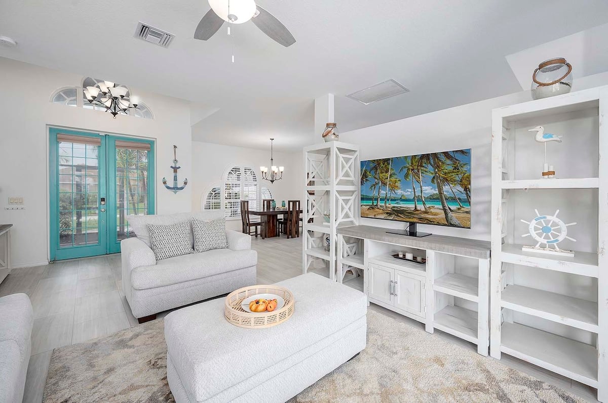 Beheizter Pool mit überdachter Lanai und Blick auf den Kanal.