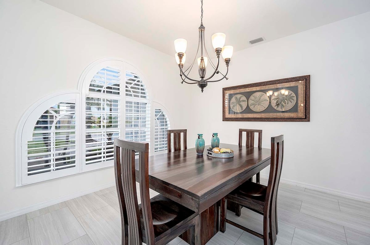 Beheizter Pool mit Liegen auf der Terrasse am Kanal.