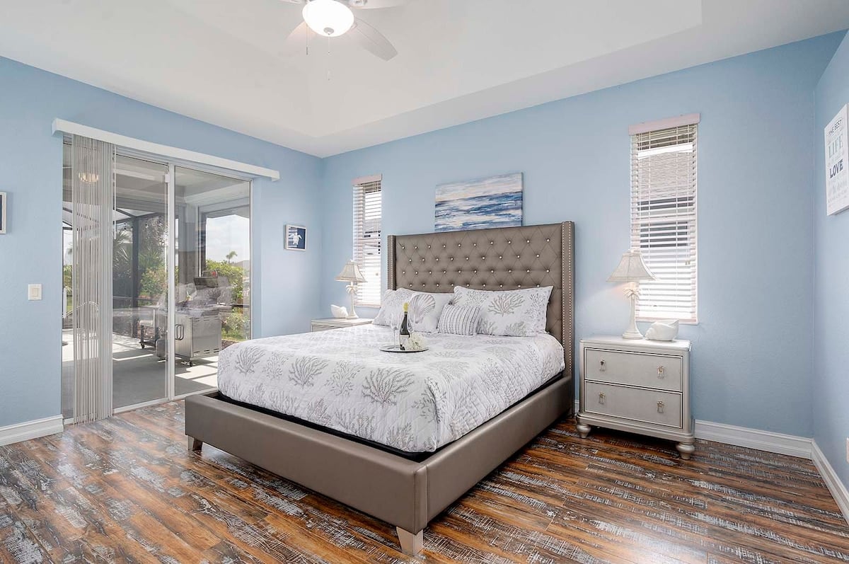 Überdachte Veranda (Lanai) mit Sitzbereich und Blick auf den Kanal.