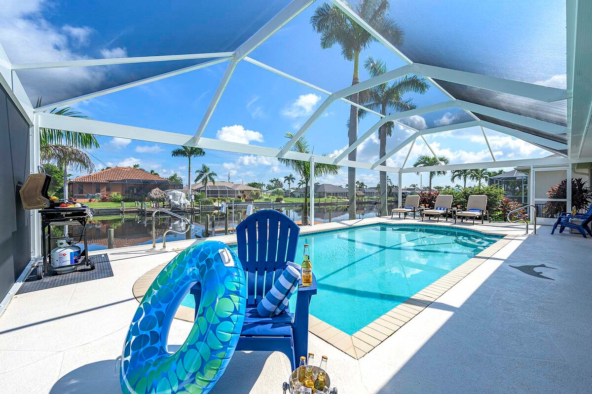Beheizter Pool mit Sonnenliegen auf der Lanai und Blick auf den Kanal.