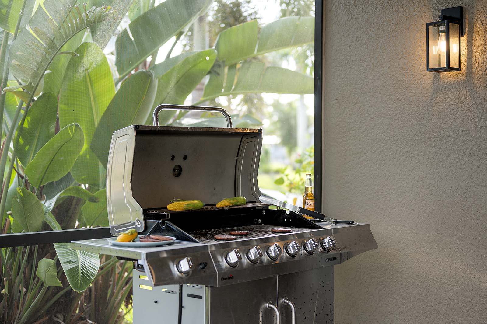 Beheizter Privatpool mit Lanai, Grill und Sitzbereich im Außenbereich.