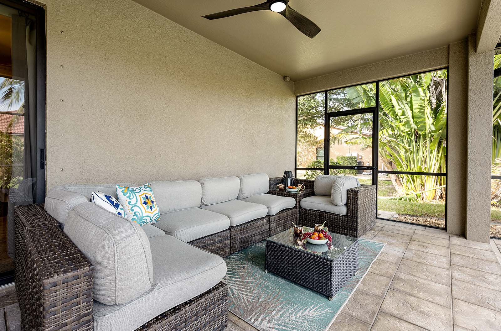 Beheizter Privatpool mit großzügiger Lanai, Grill und Outdoor-Essbereich.