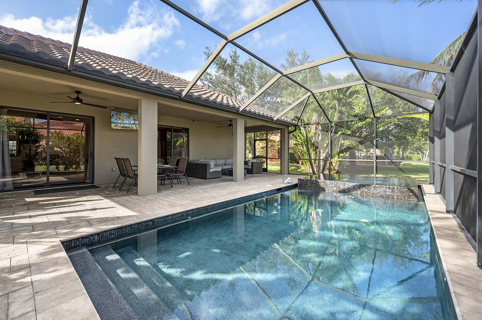 Beheizter Privatpool mit Lanai, Grill und Sitzbereich im Außenbereich.