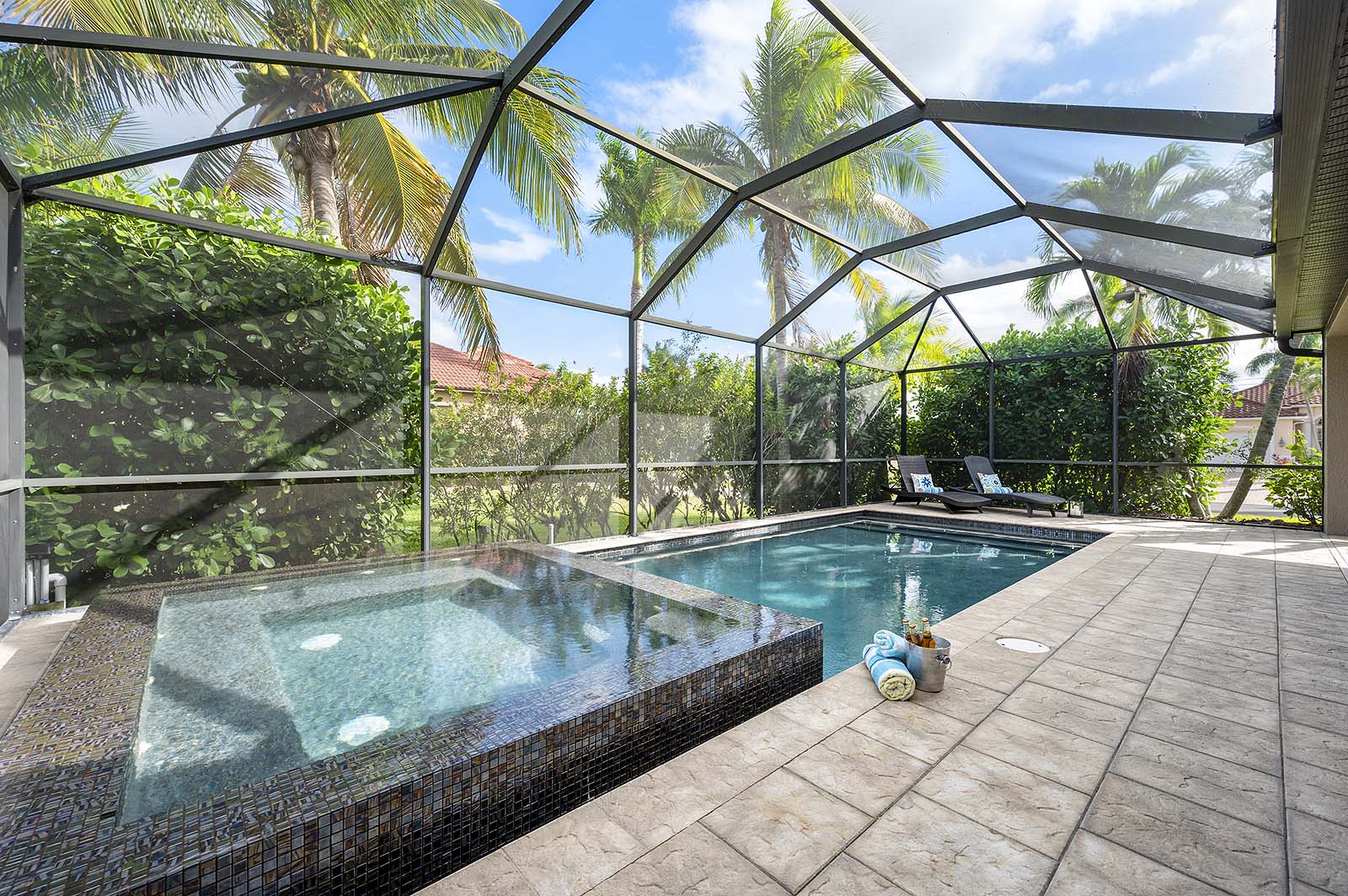 Beheizter Privatpool mit großzügiger Lanai und Grillbereich.