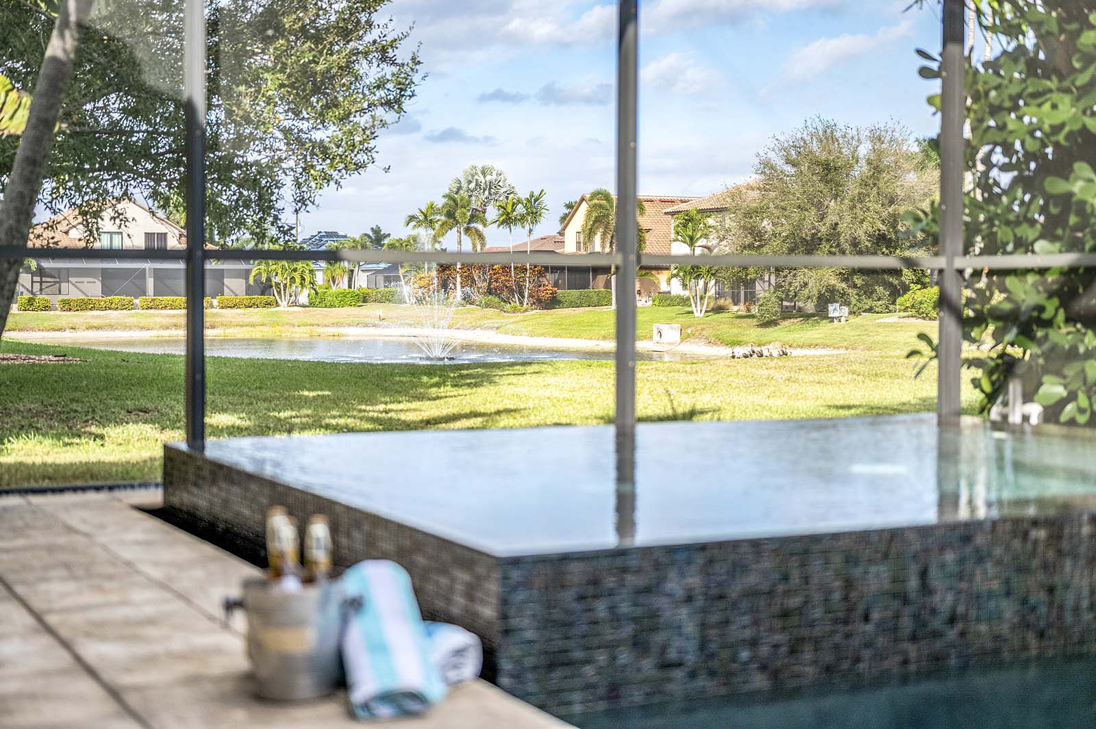 Beheizter Privatpool mit Lanai und Grillbereich.