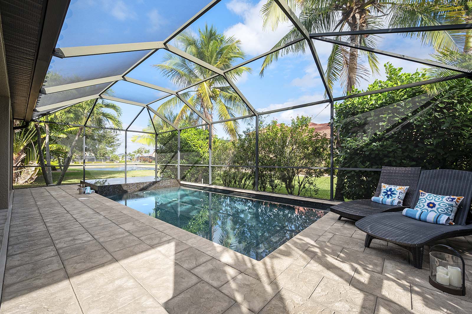 Beheizter Privatpool mit Lanai, Grill und Essbereich im Außenbereich.