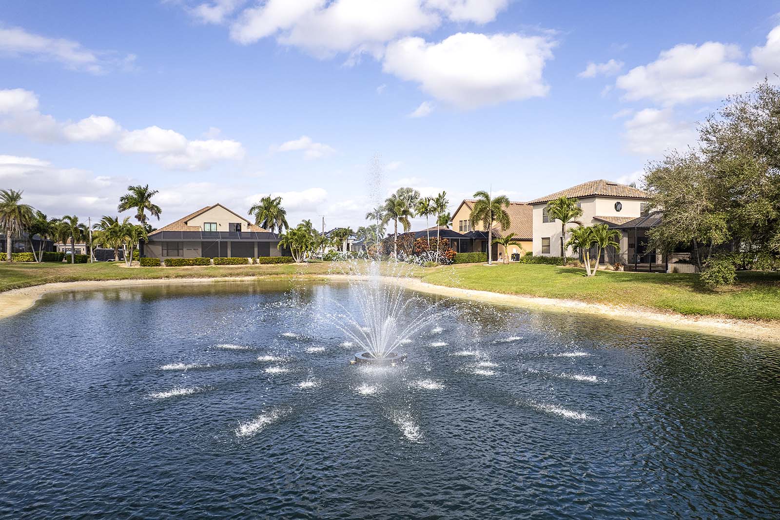 Beheizter Privatpool mit Liegen und Lanai-Bereich.
