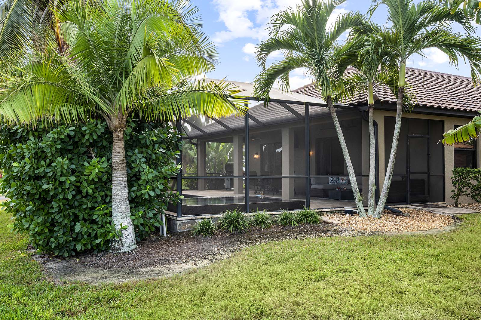 Beheizter Privatpool mit Lanai und Grillbereich.