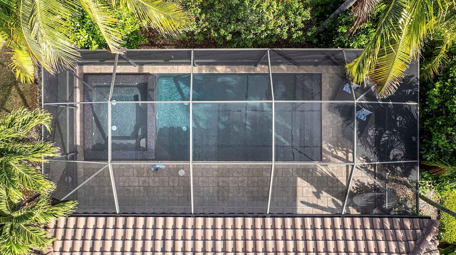 Beheizter Privatpool mit Lanai, Grill und Essbereich im Außenbereich.