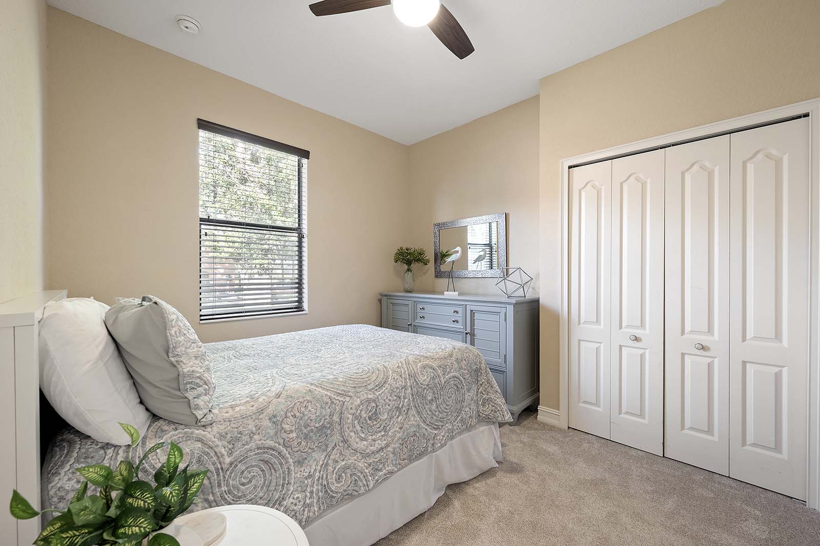 Beheizter Privatpool mit Liegen und überdachter Lanai mit Grill.