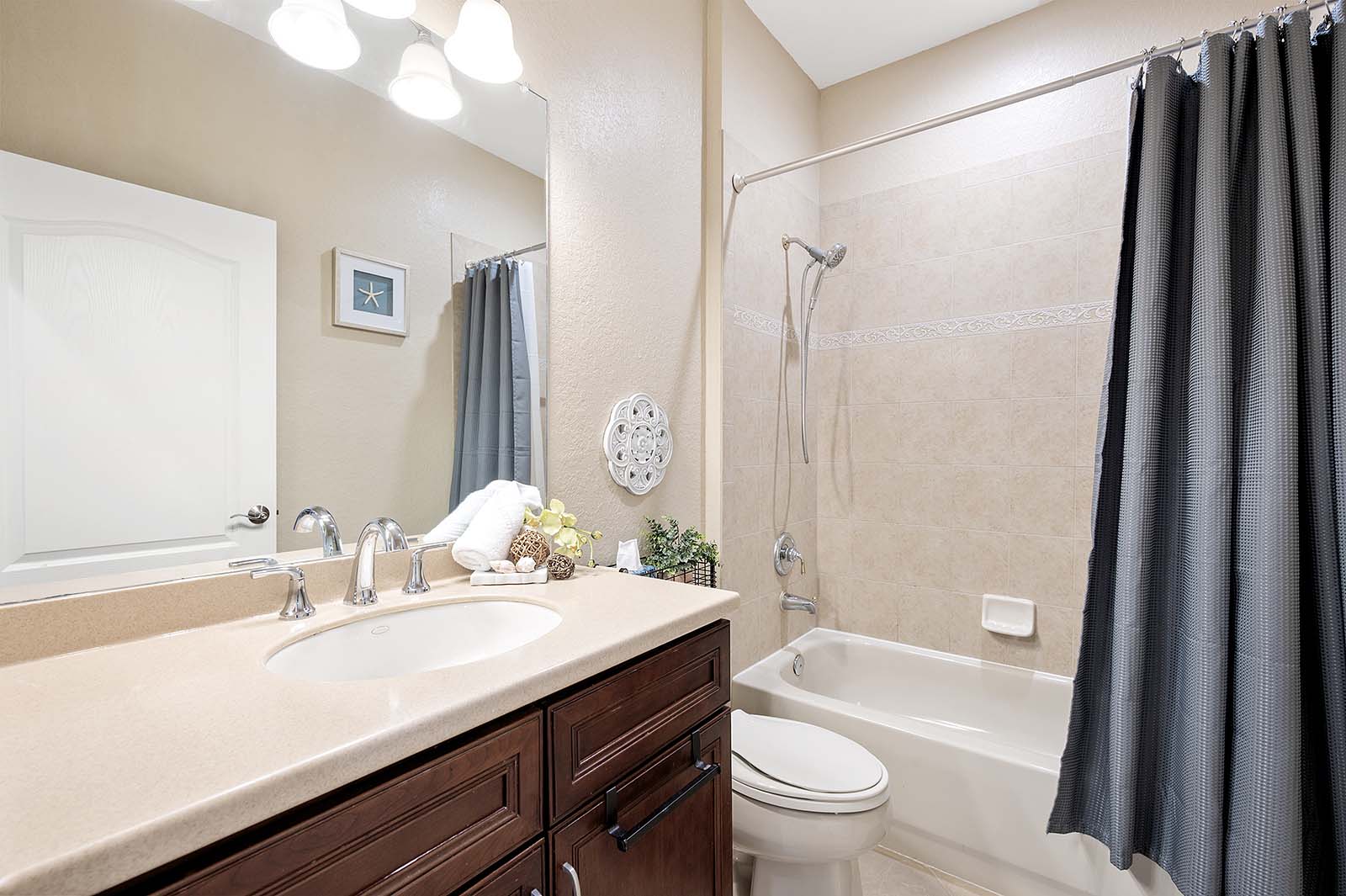 Beheizter Privatpool mit Liegen und Grillbereich auf der Lanai.