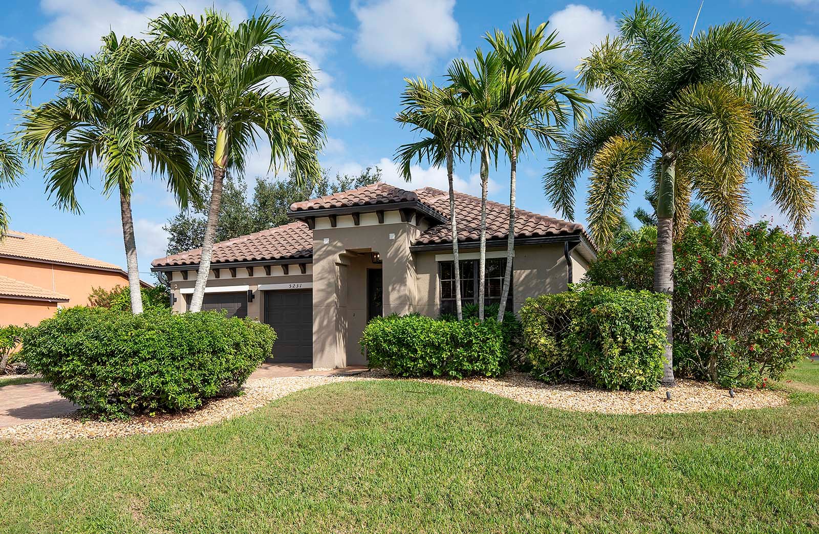 Beheizter Privatpool mit Lanai und Grillbereich.