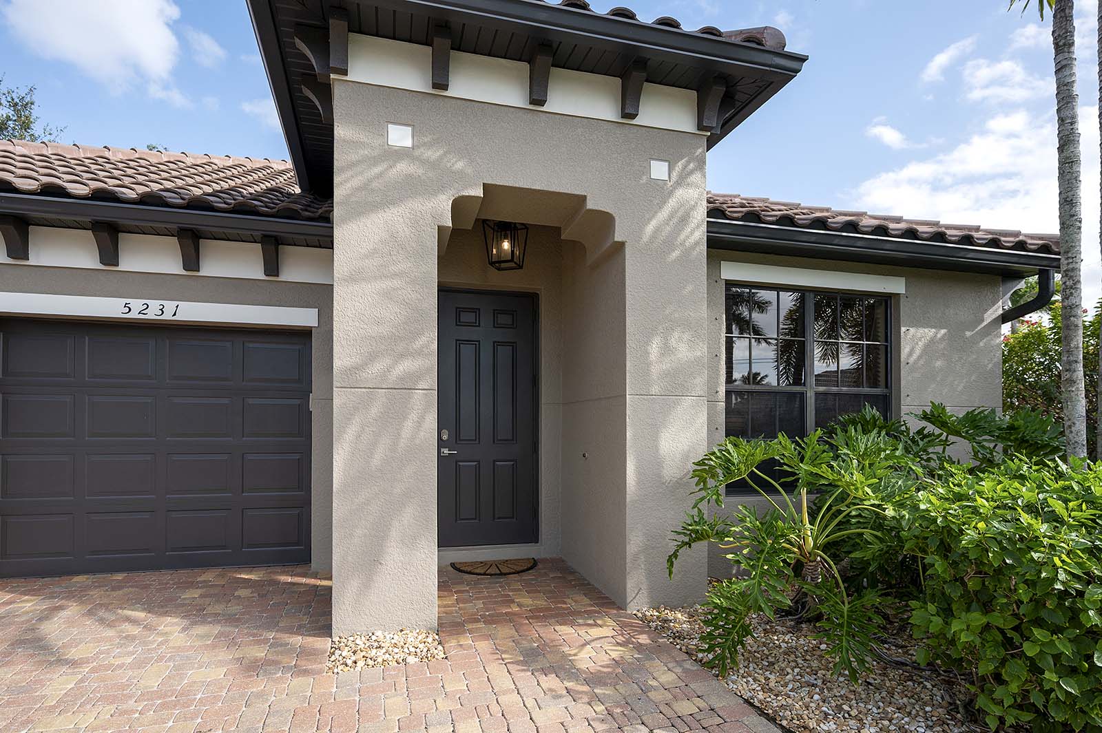 Beheizter Privatpool mit Lanai und Grillbereich.