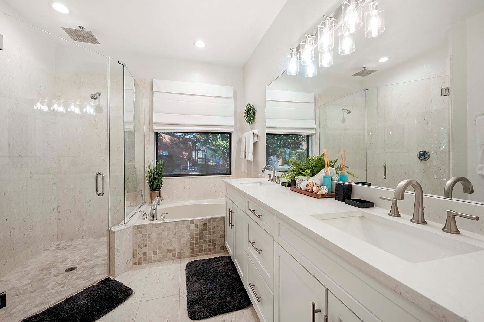 Beheizter Privatpool mit Lanai und Grillbereich.